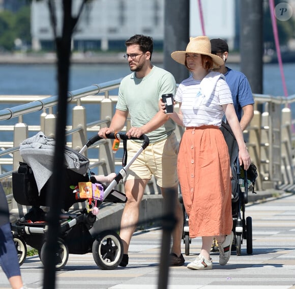 Exclusif - Kit Harington et sa femme Rose Leslie se promènent avec leur fils de cinq mois le long de l'Hudson River à New York, le 31 juillet 2021. Merci de flouter le visage des enfants avant parution. 