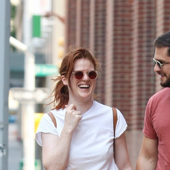 Exclusif - Kit Harington et sa femme Rose Leslie main dans la main lors d'une promenade romantique dans le centre-ville de Manhattan à New York City, New York, Etats-Unis, le 6 juillet 2021. 