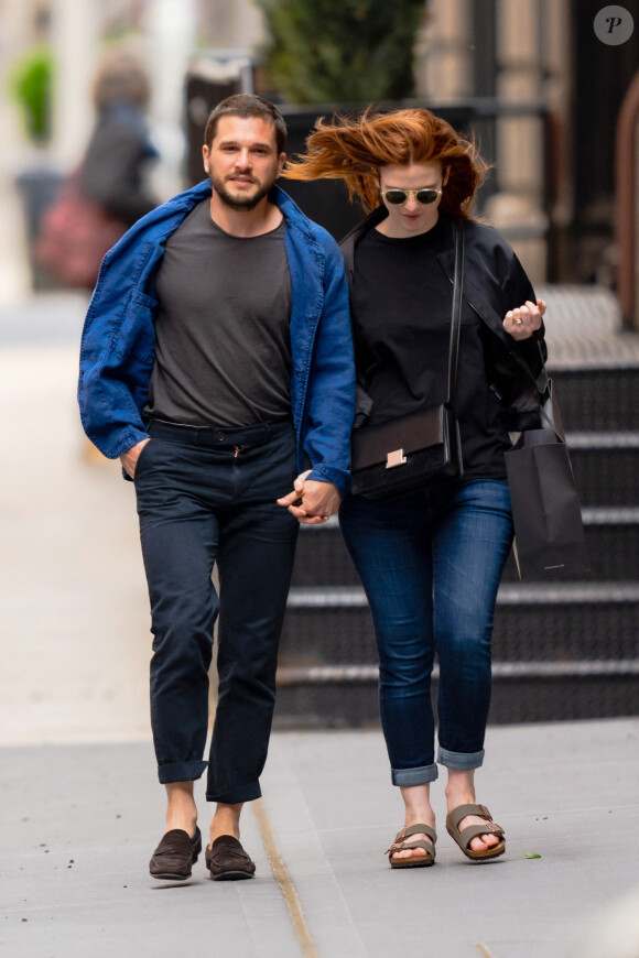 Exclusif - Kit Harington et sa femme Leslie Rose font du shopping à New York City, New York, Etats-Unis, le 30 avril 2021. 
