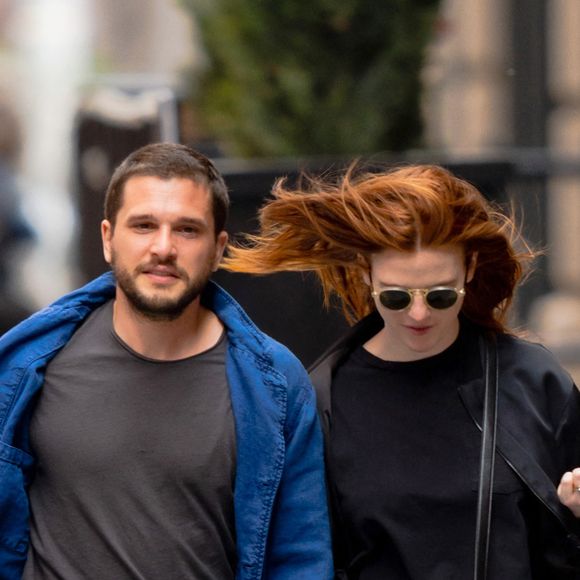 Exclusif - Kit Harington et sa femme Leslie Rose font du shopping à New York City, New York, Etats-Unis, le 30 avril 2021. 