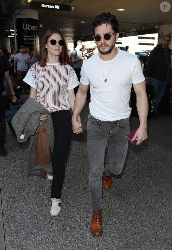 Kit Harington et sa femme Rose Leslie, main dans la main, prennent un avion à l'aéroport de Los Angeles, le 6 janvier 2020. La veille, le couple star de la série "Game of Thrones" était apparu très complice à la cérémonie des "Golden Globe". 