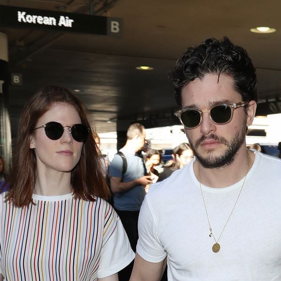 Kit Harington et sa femme Rose Leslie, main dans la main, prennent un avion à l'aéroport de Los Angeles, le 6 janvier 2020. La veille, le couple star de la série "Game of Thrones" était apparu très complice à la cérémonie des "Golden Globe". 