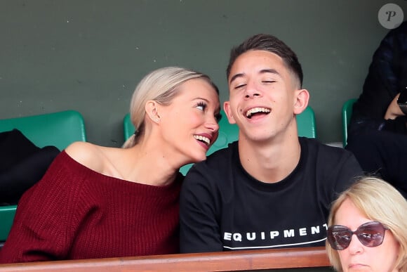 Exclusif - Maxime Lopez (joueur de l'Olympique de Marseille) et sa compagne Montaine Mounet (Les Marseillais) dans les tribunes des internationaux de Roland Garros - jour 5 - à Paris, France, le 31 mai 2018. © Cyril Moreau - Dominique Jacovides/Bestimage