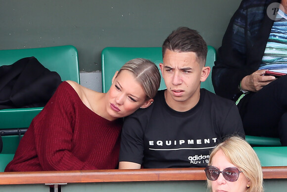 Une autre candidate a été en couple avec un footballeur et il s'agit de Montaine Mounet
Exclusif - Maxime Lopez (joueur de l'Olympique de Marseille) et sa compagne Montaine Mounet (Les Marseillais) dans les tribunes des internationaux de Roland Garros - jour 5 - à Paris, France, le 31 mai 2018. © Cyril Moreau - Dominique Jacovides/Bestimage