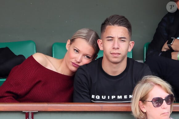 Exclusif - Maxime Lopez (joueur de l'Olympique de Marseille) et sa compagne Montaine Mounet (Les Marseillais) dans les tribunes des internationaux de Roland Garros - jour 5 - à Paris, France, le 31 mai 2018. © Cyril Moreau - Dominique Jacovides/Bestimage