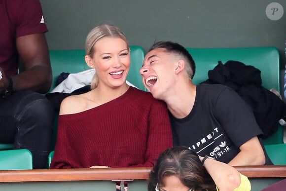 Exclusif - Maxime Lopez (joueur de l'Olympique de Marseille) et sa compagne Montaine Mounet (Les Marseillais) dans les tribunes des internationaux de Roland Garros - jour 5 - à Paris, France, le 31 mai 2018. © Cyril Moreau - Dominique Jacovides/Bestimage