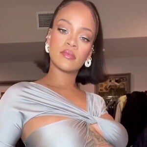 En couple avec ASAP Rocky depuis 2021, Rihanna est déjà maman d'un petit garçon.
Rihanna, enceinte, applique le baume Fenty Diamond Bomb, de sa marque de cosmétiques Fenty Beauty, sur son ventre arrondi, le 15 juin 2023.