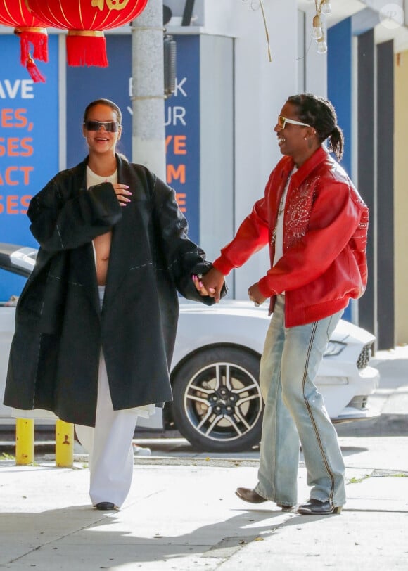 La chanteuse avait dévoilé cette grossesse en février 2023, le soir de la finale du Superball.
Exclusif - Rihanna, enceinte, et son compagnon Asap Rocky se baladent en amoureux à West Hollywood le 10 mai 2023.