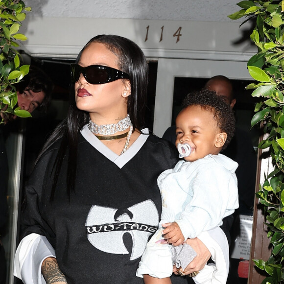 Rihanna vient d'accoucher de son deuxième enfant le 3 août, un garçon au prénom qui commence par "R" selon TMZ.
Rihanna (enceinte) et Asap Rocky sont allés dîner en famille avec leur fils au restaurant Giorgio Baldi à Santa Monica.