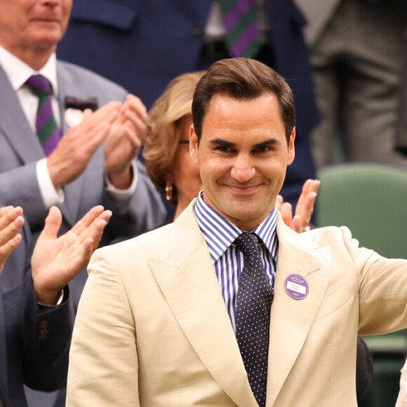 Il était de retour à Wimbledon, cette fois-ci en tribunes, ce mardi 4 juillet. Et c'est avec bonheur qu'il a retrouvé Kate Middleton.
Catherine (Kate) Middleton, princesse de Galles, Roger Federer et sa femme Mirka dans les tribunes lors du tournoi de Wimbledon 2023 au All England Lawn Tennis and Croquet Club de Londres, Royaume Uni, le 4 juillet 2023.