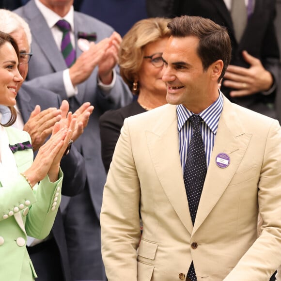 Et ce jour en tribunes, leur complicité était indéniable, le tennisman portait toute son attention à l'épouse du prince William, semblant lui expliquer quelque chose.
Catherine (Kate) Middleton, princesse de Galles et Roger Federer dans les tribunes lors du tournoi de Wimbledon 2023 au All England Lawn Tennis and Croquet Club de Londres, Royaume Uni, le 4 juillet 2023.