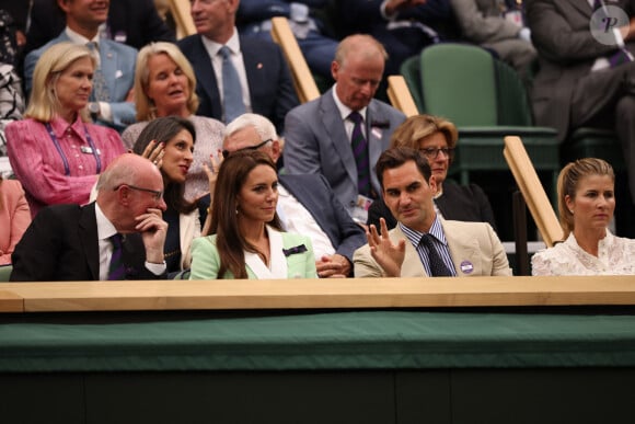 On a pu voir ainsi le regard de celle-ci en direction de son époux et de Kate Middleton.
Catherine (Kate) Middleton, princesse de Galles, Roger Federer et sa femme Mirka dans les tribunes lors du tournoi de Wimbledon 2023 au All England Lawn Tennis and Croquet Club de Londres, Royaume Uni, le 4 juillet 2023.