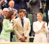 Kate Middleton et Roger Federer ne peuvent pas cacher leur complicité. 
Catherine (Kate) Middleton, princesse de Galles, Roger Federer et sa femme Mirka dans les tribunes lors du tournoi de Wimbledon 2023 au All England Lawn Tennis and Croquet Club de Londres, Royaume Uni