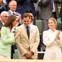 Kate Middleton retrouve Roger Federer à Wimbledon, très complices mais surveillés... par sa femme !
