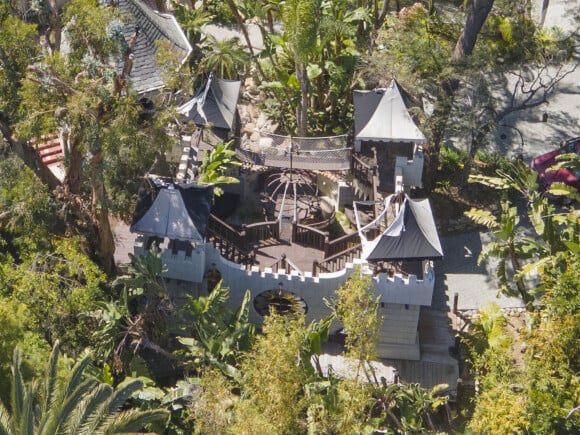 Tout d'abord Johnny Depp a connu de légers bouleversements dans son patrimoine immobilier. 
Exclusif - Vues aériennes du manoir de Johnny Depp à Los Angeles. Inspiré du château bavarois de Los Angeles des années 1920, le domaine est situé à deux pas du quartier branché de Sunset Boulevard à Hollywood, impossible à voir depuis la rue. Acheté par Johnny Depp en 1995 pour un peu moins de 2 millions de dollars, le manoir de 3 étages, 8 chambres et 10 salles de bains avait besoin de rénovation et il y a apporté sa propre touche, y compris un fossé, une piscine, une cabane de relaxation pour le yoga, une zone de trampoline, un mini château extérieur en plein air avec des escaliers en bois et des ponts suspendus et un immense lustre en métal.
Exclusif - Vues aériennes du manoir de Johnny Depp à Los Angeles. Inspiré du château bavarois de Los Angeles des années 1920, le domaine est situé à deux pas du quartier branché de Sunset Boulevard à Hollywood, impossible à voir depuis la rue. Acheté par Johnny Depp en 1995 pour un peu moins de 2 millions de dollars, le manoir de 3 étages, 8 chambres et 10 salles de bains avait besoin de rénovation et il y a apporté sa propre touche, y compris un fossé, une piscine, une cabane de relaxation pour le yoga, une zone de trampoline, un mini château extérieur en plein air avec des escaliers en bois et des ponts suspendus et un immense lustre en métal.