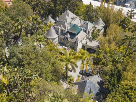 Exclusif - Vues aériennes du manoir de Johnny Depp à Los Angeles. Inspiré du château bavarois de Los Angeles des années 1920, le domaine est situé à deux pas du quartier branché de Sunset Boulevard à Hollywood, impossible à voir depuis la rue. Acheté par Johnny Depp en 1995 pour un peu moins de 2 millions de dollars, le manoir de 3 étages, 8 chambres et 10 salles de bains avait besoin de rénovation et il y a apporté sa propre touche, y compris un fossé, une piscine, une cabane de relaxation pour le yoga, une zone de trampoline, un mini château extérieur en plein air avec des escaliers en bois et des ponts suspendus et un immense lustre en métal.