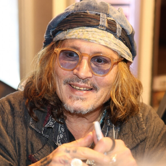 Exclusif - Johnny Depp quitte la projection privée et la masterclass autour du film Donnie Brasco au cinéma du Panthéon à Paris.