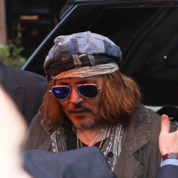 Exclusif - Johnny Depp quitte la projection privée et la masterclass autour du film Donnie Brasco au cinéma du Panthéon à Paris le 26 avril 2023. Après, il est allé dîner à l'Atelier de Joel Robuchon en charmante compagnie.