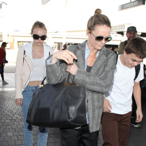 Le clan Depp a beau être séparé, il reste très uni.
Vanessa Paradis arrive avec ses enfants Lily-Rose Depp et Jack Depp à l'aéroport de LAX à Los Angeles. Lily-Rose Depp est accompagnée de son petit ami Ash Stymest