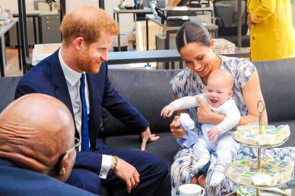 Père d'Archie, 4 ans, il n'était pas avec son épouse Meghan
Le prince Harry et Meghan Markle présentent leur fils Archie à Desmond Tutu à Cape Town, Afrique du Sud le 25 septembre 2019.