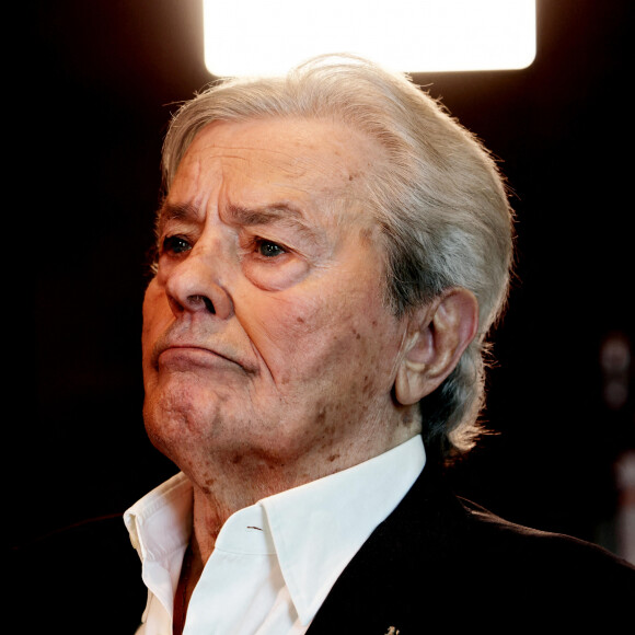 Alain Delon et ses enfants ont porté plainte contre Hiromi, sa dame de compagnie.
Exclusif - Alain Delon lors d'un tournage avec Cyril.Viguier sur la terrasse du siège de Vivendi à Paris © Dominique Jacovides / Bestimage 