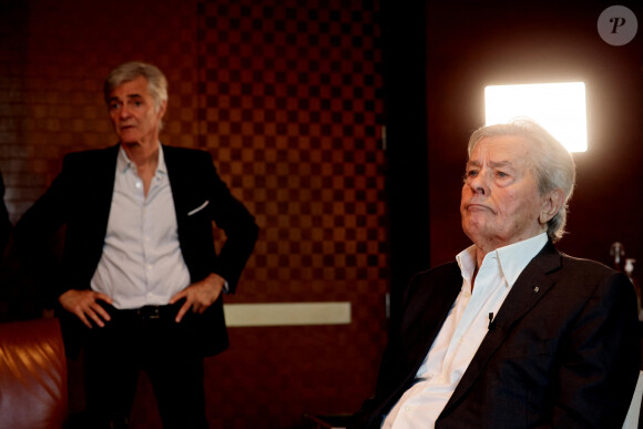 Exclusif - Cyril Viguier et Alain Delon lors d'un tournage avec Cyril.Viguier sur la terrasse du siège de Vivendi à Paris le 8 juillet 2022. © Dominique Jacovides / Bestimage 