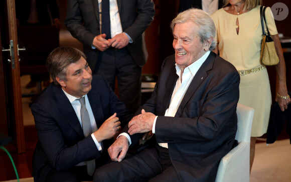 Exclusif - Vadym Omelchenko, ambassadeur d'Ukraine en France et Alain Delon lors d'un tournage avec Cyril.Viguier sur la terrasse du siège de Vivendi à Paris le 8 juillet 2022. © Dominique Jacovides / Bestimage 