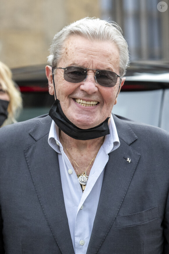 Alain Delon - Obsèques de Jean-Paul Belmondo en en l'église Saint-Germain-des-Prés, à Paris le 10 septembre 2021. © Cyril Moreau / Bestimage 