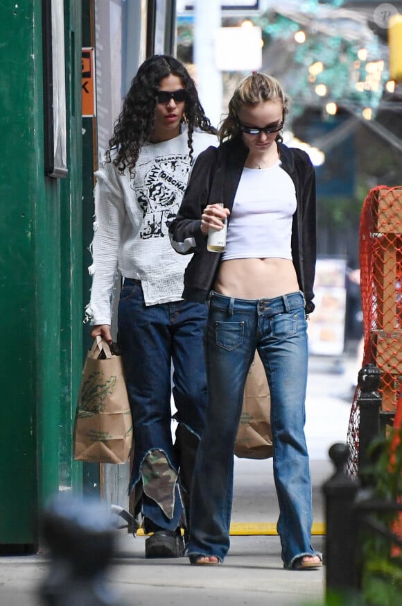 Exclusif - Lily-Rose Depp et sa compagne la rappeuse 070 Shake font leurs courses chez Whole Foods à New York City, New York, Etats-Unis, le 14 juin 2023. La star de 24 ans de The Idol portait une veste noire, un crop top blanc, un jean taille basse et des sandales. 