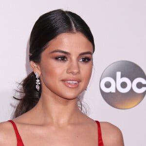 Selena Gomez sur le tapis rouge du 2016 American Music Awards au théâtre Microsoft à Los Angeles, le 20 novembre 2016. 