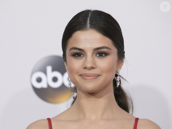 Selena Gomez sur le tapis rouge du 2016 American Music Awards au théâtre Microsoft à Los Angeles, le 20 novembre 2016 © Prensa Internacional via Zuma/Bestimage