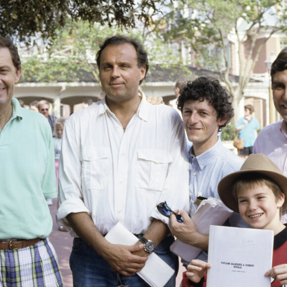 Il était très proche de beaucoup de stars de la télé, comme Jean-Pierre Foucault.
Aux Etats-Unis, en Floride, dans le parc d'attractions Disneyworld, de gauche à droite, Etienne Mougeotte , Gérard LOUVIN, Gilles AMADO, Michel SARDOU, le jeune PILOU et Jean-Pierre Foucault © Michel Marizy via Bestimage