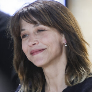 "Biotulin est absorbé par les couches supérieures de la peau, évitant de donner au visage l'apparence de masque du visage qui résulte souvent des traitements avec injections."
Sophie Marceau, pour la promotion de son livre "La Souterraine" publié chez Seghers au Festival du Livre de Paris 2023 au Grand Palais Éphémère - Paris le 22/04/2023 - © Jack Tribeca / Bestimage 