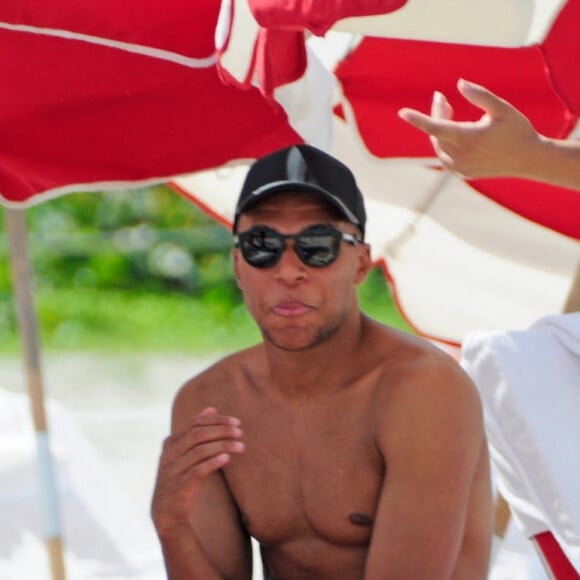 Après la mort de Nahel, le footballeur a tenu à réagir sur ses réseaux sociaux
 
L'attaquant français du PSG Kylian Mbappé joue au Jenga (La Tour Infernale) lors d'une journée à la plage avec des amis à Miami, Floride, Etats-Unis, le 1er juillet 2023.