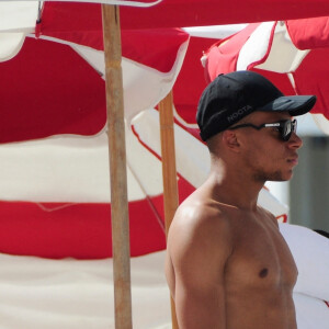 L'attaquant français du PSG Kylian Mbappé joue au Jenga (La Tour Infernale) lors d'une journée à la plage avec des amis à Miami, Floride, Etats-Unis, le 1er juillet 2023.