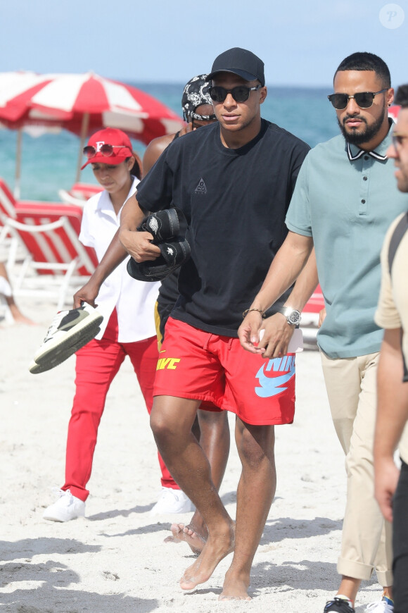 L'attaquant français du PSG Kylian Mbappé joue au Jenga (La Tour Infernale) lors d'une journée à la plage avec des amis à Miami, Floride, Etats-Unis, le 1er juillet 2023.