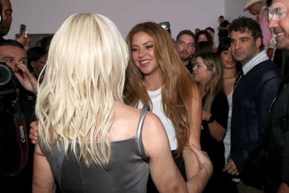Shakira a également eu la joie de rencontrer Donatella Versace
Donatella Versace et Shakira au greeting du défilé de Mode Fendi, Collection Haute Couture Automne-Hiver 2023/2024 dans le cadre de la Fashion Week de Paris, France, le 6 juillet 2023. © Bertrand Rindoff / Bestimage 