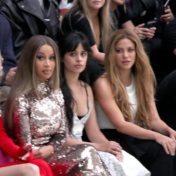 Shakira avait opté pour une veste blanche sur laquelle il était écrit le mot "No"
Cardi B, Camilla Cabello et Shakira au font rox du défilé de Mode Fendi, Collection Haute Couture Automne-Hiver 2023/2024 dans le cadre de la Fashion Week de Paris, France, le 06 Juillet 2023. © Bertrand Rindoff / Bestimage 