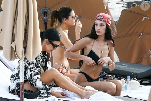 Quels sont-ils ? En tête de liste, la charcuterie.
Kourtney Kardashian, Bella Hadid, Kendall Jenner passent la journée sur la plage et à bord du yacht de D. Grutman GROOT avec des amis sous le soleil de Miami. La petite bande s'amuse, mange, boit des verres et fait du jet ski. Le 4 décembre 2019
