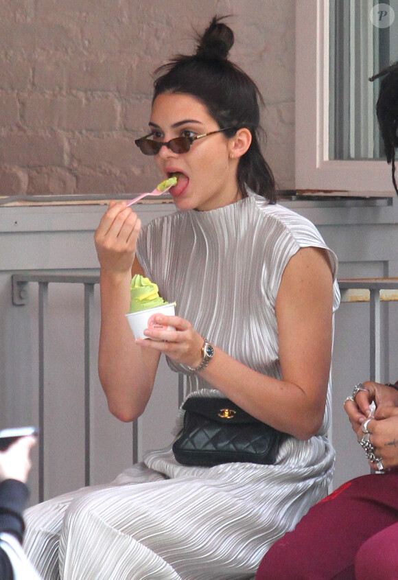 Kendall Jenner mange une glace alors qu'elle se promène avec Frank Ocean et Luka Sabbat à New York, le 2 juin 2017. © CPA/Bestimage
