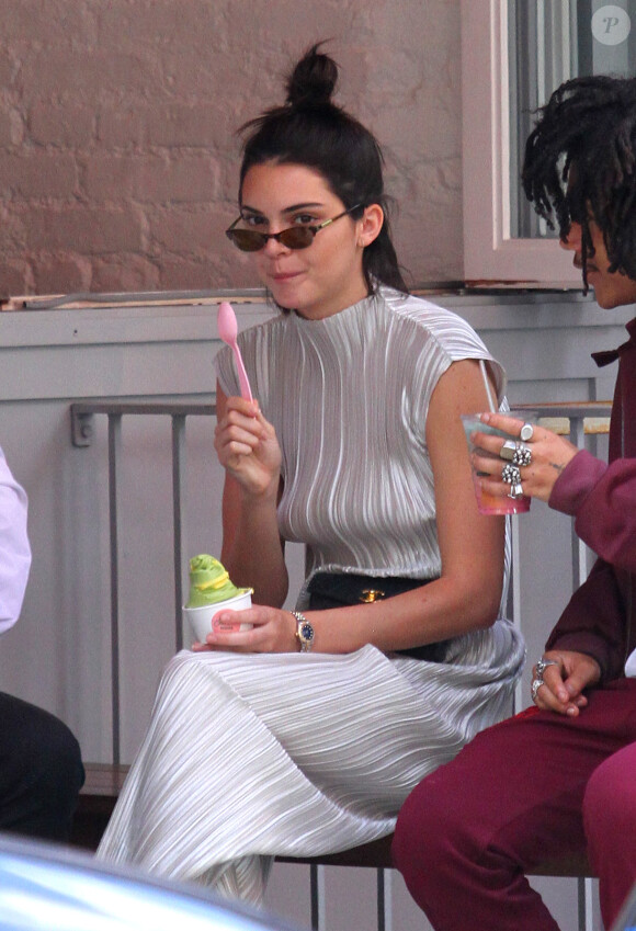 Kendall Jenner mange une glace alors qu'elle se promène avec Frank Ocean et Luka Sabbat à New York, le 2 juin 2017. © CPA/Bestimage