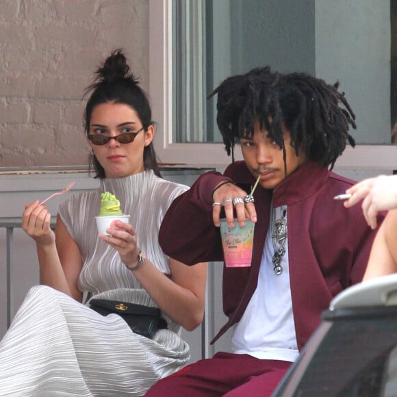  Pour cela, certains aliments plutôt surprenants sont à éviter, car ces derniers font plutôt gonfler.
Kendall Jenner mange une glace alors qu'elle se promène avec Frank Ocean et Luka Sabbat à New York, le 2 juin 2017. © CPA/Bestimage