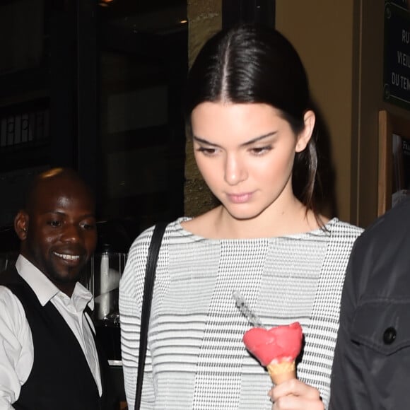 Kris Jenner et sa fille Kendall vont dîner au restaurant puis vont acheter une glace à Paris, le 24 septembre 2014.