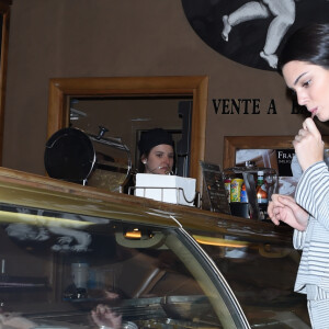 Kris Jenner et sa fille Kendall vont dîner au restaurant puis vont acheter une glace à Paris, le 24 septembre 2014.
