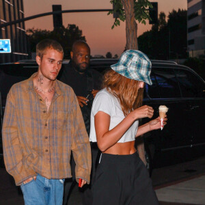 Exclusif - Justin Bieber et sa femme Hailey Baldwin Bieber sont allés manger une glace en amoureux dans le quartier de West Hollywood à Los Angeles, le 21 juillet 2021