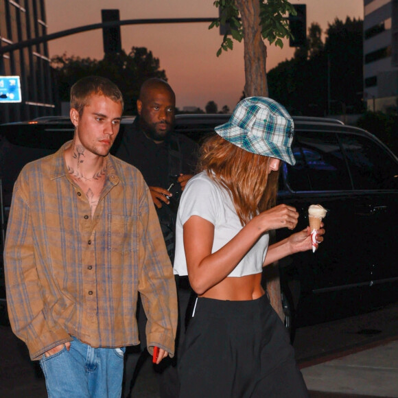 Exclusif - Justin Bieber et sa femme Hailey Baldwin Bieber sont allés manger une glace en amoureux dans le quartier de West Hollywood à Los Angeles, le 21 juillet 2021