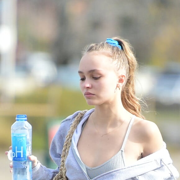 En tête de liste, rien de très surprenant, on retrouve l'alcool. Pour quatre verres d'alcool consommés, un litre d'eau perdu. 
Exclusif - Lily-Rose Depp, épaule dénudée, se rend à la gym à Los Angeles le 9 janvier 2019 