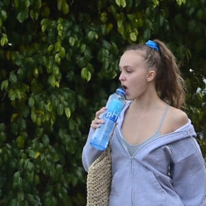  Et si le sud de la France voit ses températures prendre de la hauteur, le reste de l'Hexagone est également impacté. 
Exclusif - Lily-Rose Depp, épaule dénudée, se rend à la gym à Los Angeles le 9 janvier 2019 