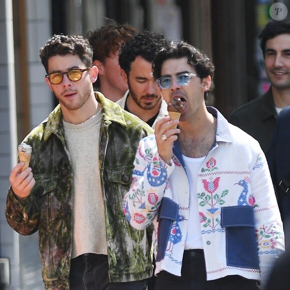 Exclusif - Les Jonas Brothers sont passés acheter une glace ensemble à New York le 10 mai 2023.