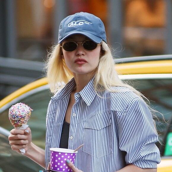 Ce sont quatre départements qui vont être placés sous vigilance orange par Météo France en raison de la canicule et des fortes chaleurs, ce dimanche 9 juillet.
Gigi Hadid mange une glace tout en marchant dans les rues de New York avec une amie, Leah McCarthy. 